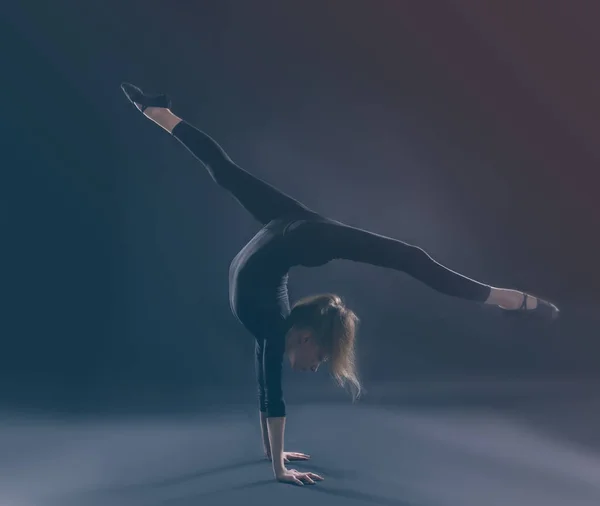 Jong meisje doet gymnastiek — Stockfoto