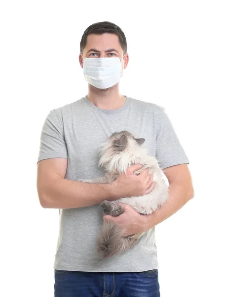 Concepto de alergia animal. Hombre guapo con gato sobre fondo blanco —  Fotos de Stock