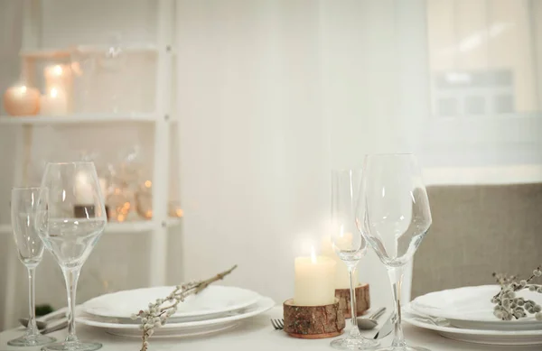Tischdecken mit Kerzen — Stockfoto