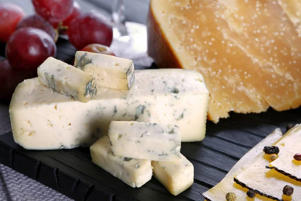 Composição com variedade de queijo — Fotografia de Stock