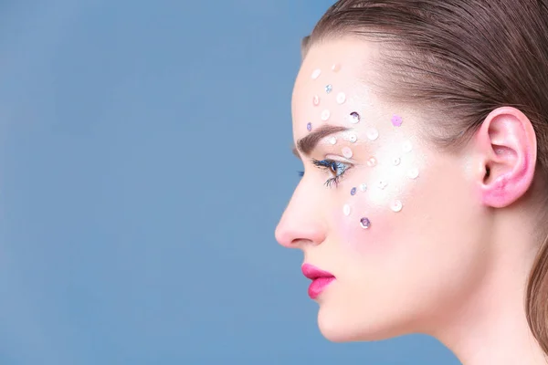 Ung kvinna med kreativ make up — Stockfoto