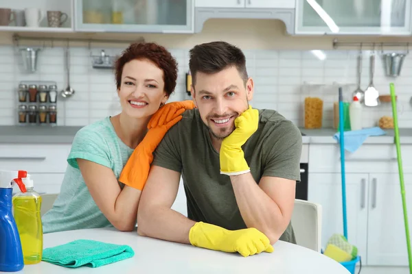 Young couple cleaning kitchen — Stock Photo, Image