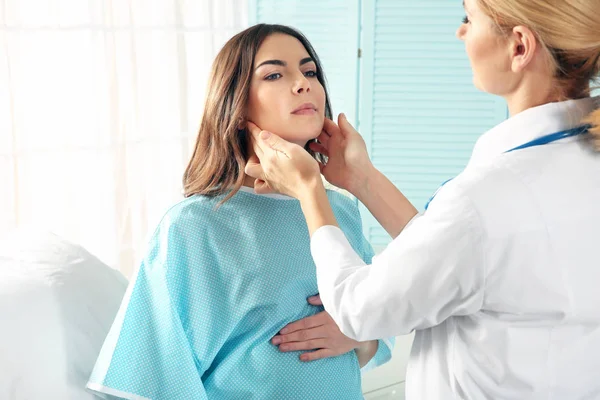 Examination of pregnant woman at hospital — Stock Photo, Image