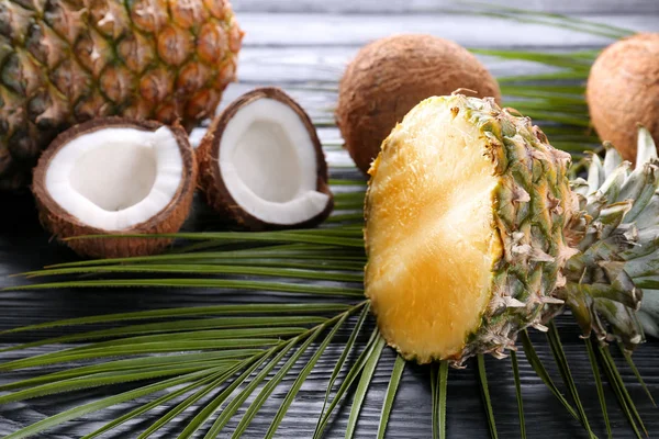 Abacaxi e coco na mesa — Fotografia de Stock