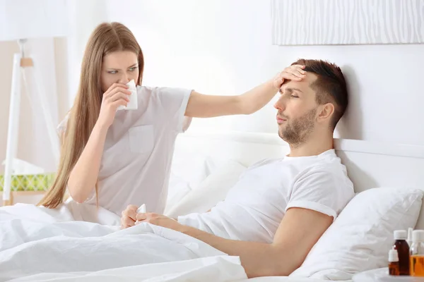 Pareja enferma en la cama — Foto de Stock