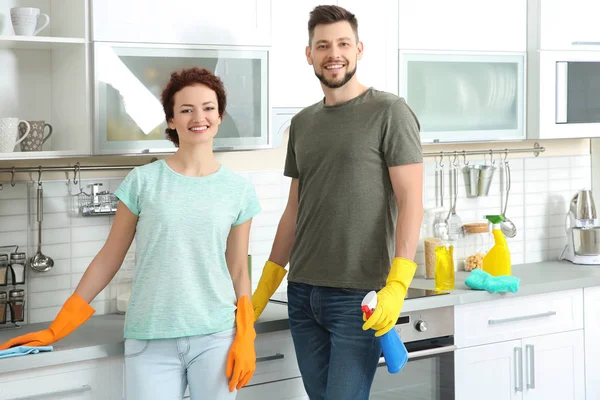 Fiatal pár tisztítás konyha — Stock Fotó