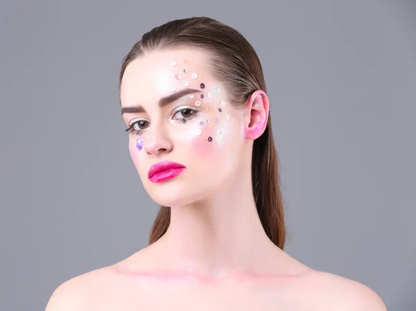 Ung kvinna med kreativ make up — Stockfoto