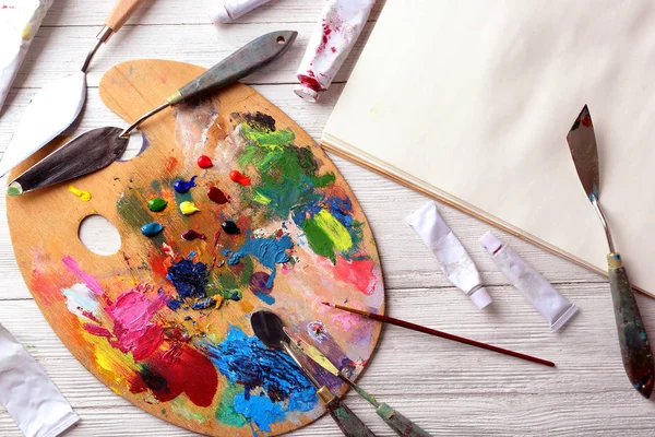 Palette, oil paints and painting tools — Stock Photo, Image