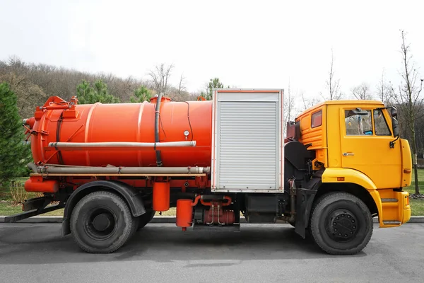 Kommunale Maschine zur Reinigung von Abwasser im Freien — Stockfoto