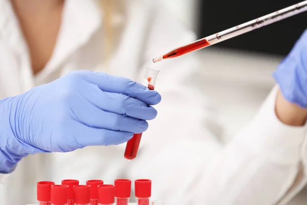 Científico trabajando con muestra de sangre — Foto de Stock