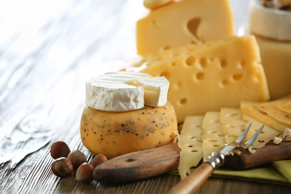 Plateau avec variété de fromage — Photo