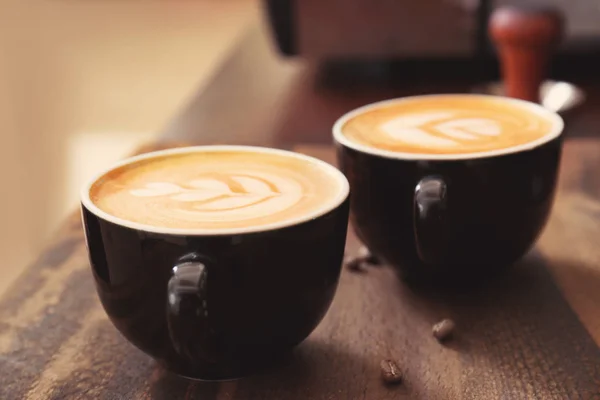 Tazas de café con arte latte —  Fotos de Stock