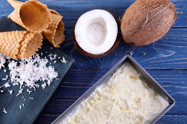 Conteneur avec crème glacée à la noix de coco — Photo