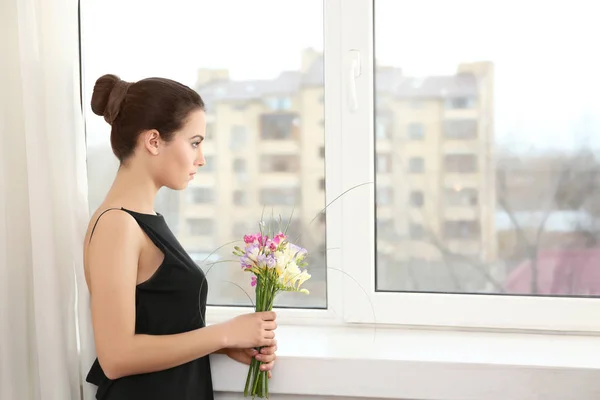 Belle Jeune Femme Avec Bouquet Fleurs Près Fenêtre Maison — Photo