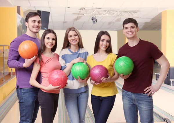 Vrienden bij bowlingclub — Stockfoto