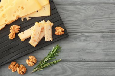 Dilimlenmiş peynir ve ceviz