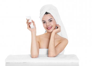 krema ile banyo sonra genç kadın 