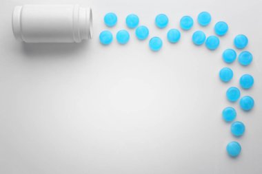 Şişe beyaz zemin üzerine dışarı dökülmesini pastil