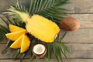 Ananas ve hindistancevizi masada