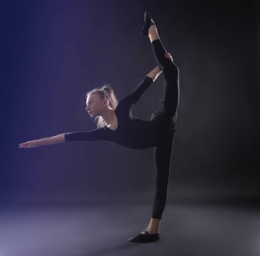 Genç kız jimnastik yapıyor.