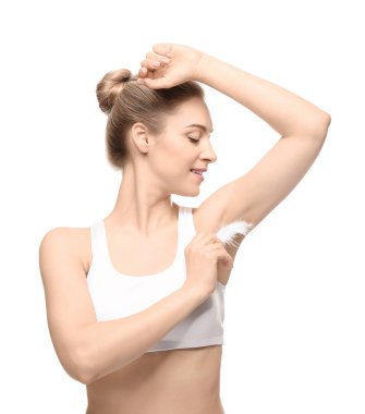 Beyaz arka plan üzerinde tüy ile koltukaltı dokunmadan güzel genç kadın