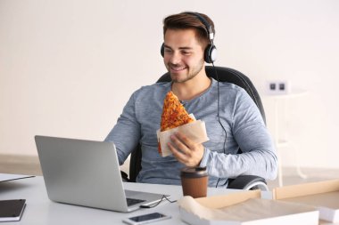 Genç adam yeme lezzetli pizza 