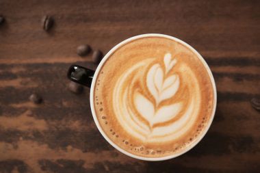 Latte sanatıyla bir fincan kahve. 