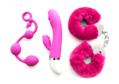 Vibratör, anal toplar ve beyaz arka plan üzerinde kelepçe