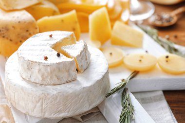 Çeşitli peynir ile güzel kompozisyon