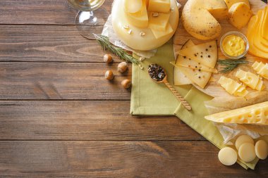 Çeşitli peynir ile güzel kompozisyon