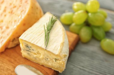 üzüm ile çeşitli peynir