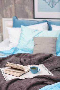 Fincan sıcak içecek ve kitap