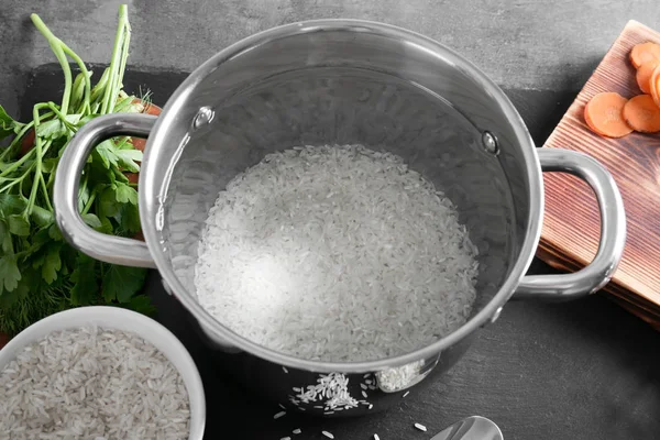 Panela de metal com arroz e outros ingredientes — Fotografia de Stock