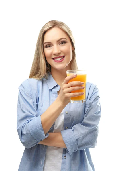 Giovane donna con bicchiere di succo fresco — Foto Stock