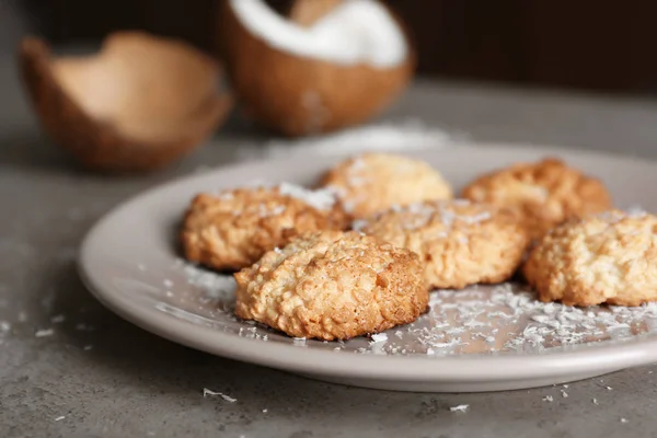 Plate with delicious coconut macaroons — Stock Photo, Image