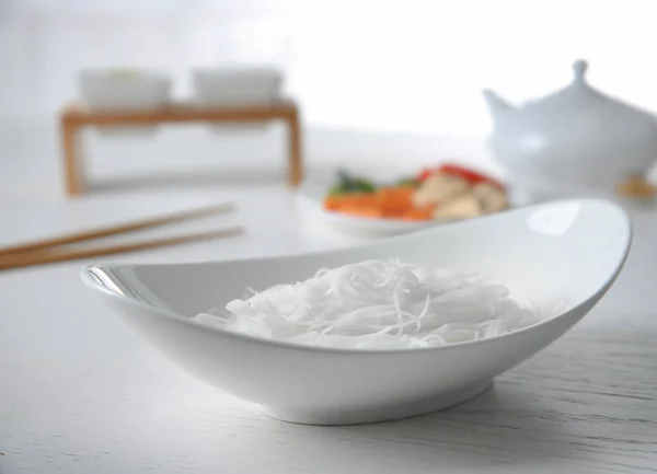 Macarrão de arroz em placa branca — Fotografia de Stock