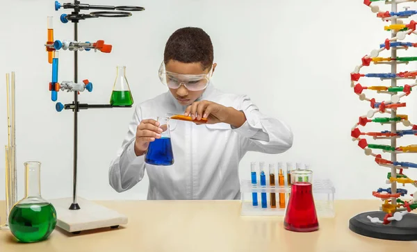 Школяр контролює хімічний експеримент — стокове фото