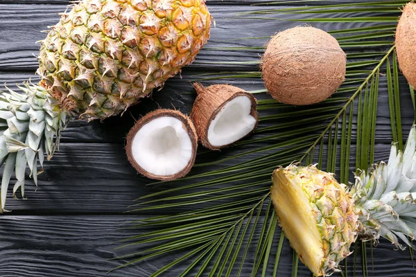 Ананас и кокос на столе — стоковое фото