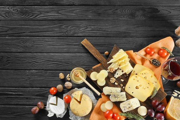 Composición con variedad de quesos — Foto de Stock