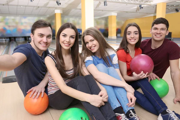 Freunde im Kegelclub — Stockfoto