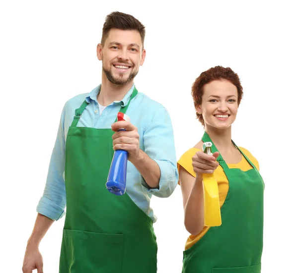 Casal com detergentes em branco — Fotografia de Stock