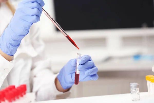 Forskare som arbetar med blodprov — Stockfoto