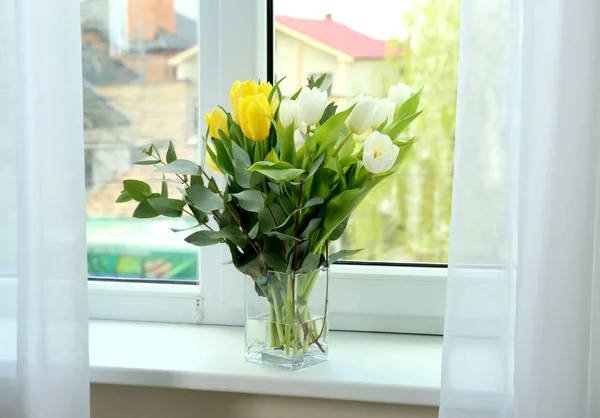 Vase mit schönen Tulpen — Stockfoto