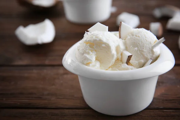 Glace fraîche à la noix de coco — Photo