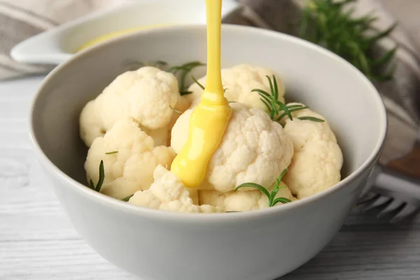 Bowl with cauliflower and cheese sauce — Stock Photo, Image