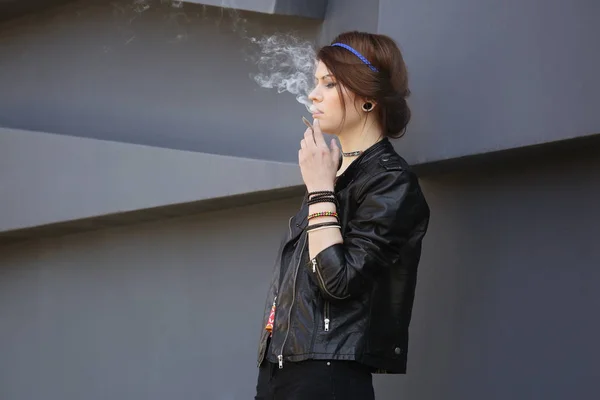 Kobieta palenie chwastów — Zdjęcie stockowe