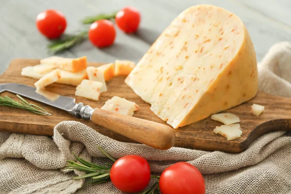 Доска для резки с сыром — стоковое фото