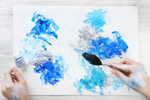 Female hands painting abstract picture with oil paint strokes, closeup — Stock Photo, Image
