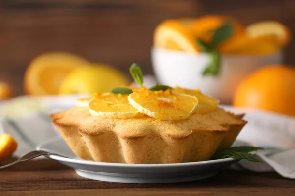 Placa con delicioso pastel de cítricos — Foto de Stock