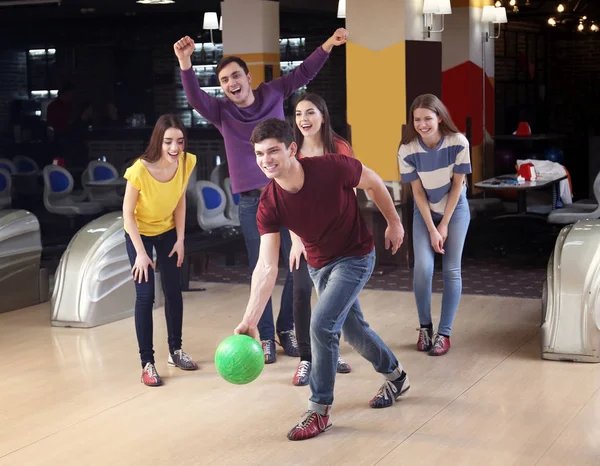 Friends at bowling club — Stock Photo, Image